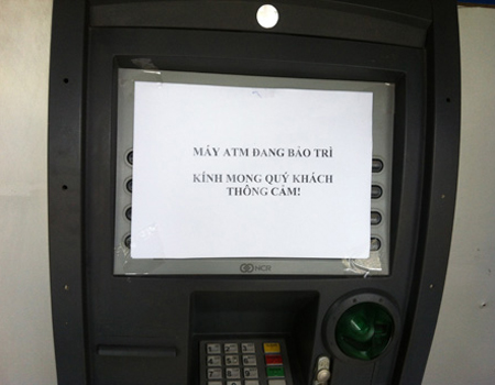 Nhiều chủ thẻ đòi tẩy chay ATM. Ảnh: T.L