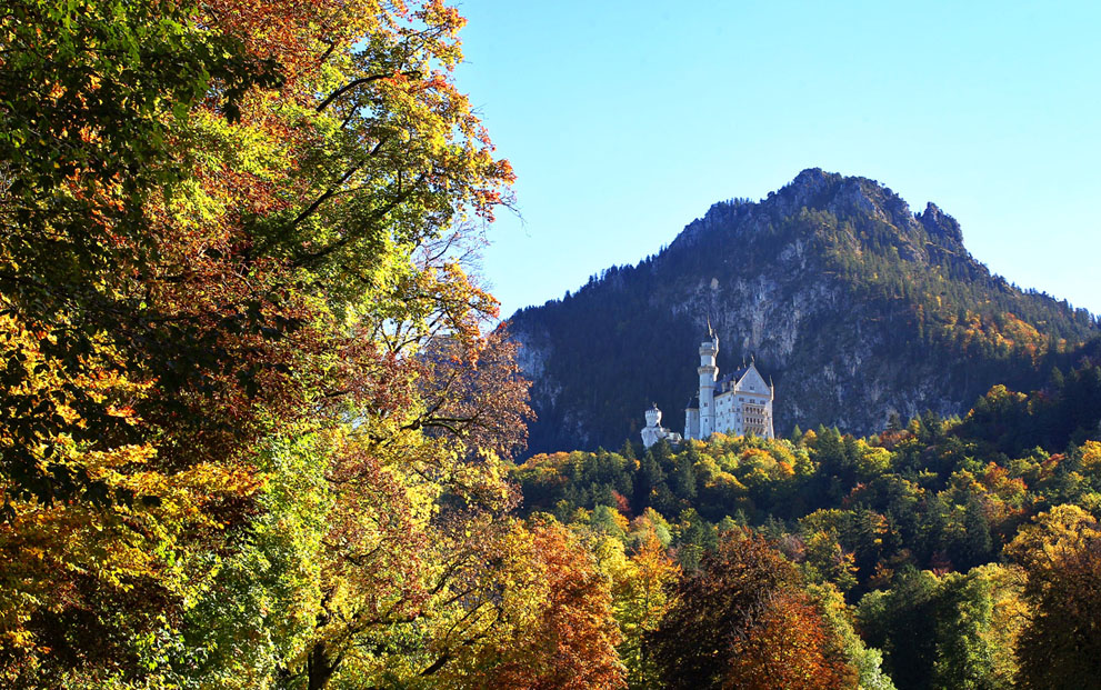 Lâu đài Neuschwanstein đứng giữa những rừng cây đang đổi màu lá, ở gần Hohenschwangau, Đức, 17/10/2013. Lâu đài phong cách Roman ở thế kỷ 19 sở hữu bởi Vua Ludwig II xứ Bavaria. Được khởi công vào năm 1869 và gần như hoàn thành vào năm 1884.