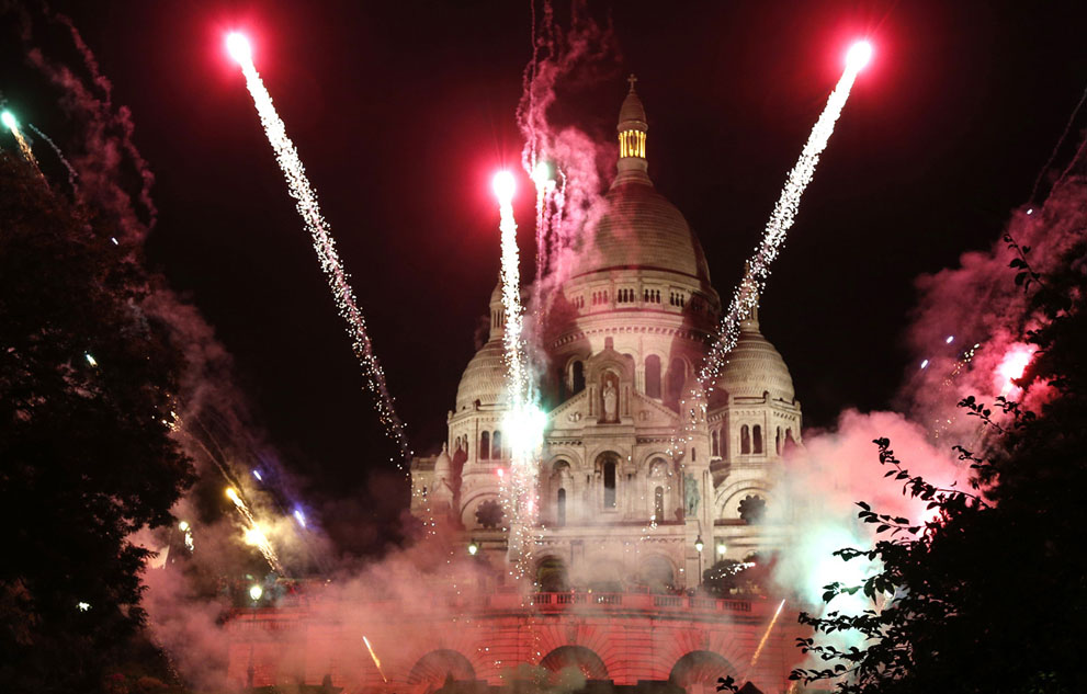 Pháo hoa nổ tung trên bầu trời gần nhà thờ Sacre-Coeur-Basilica, trong buổi lễ mừng mùa thu hoạch nho lần thứ 80 ở Montmartre, Paris, 12/10/2013.