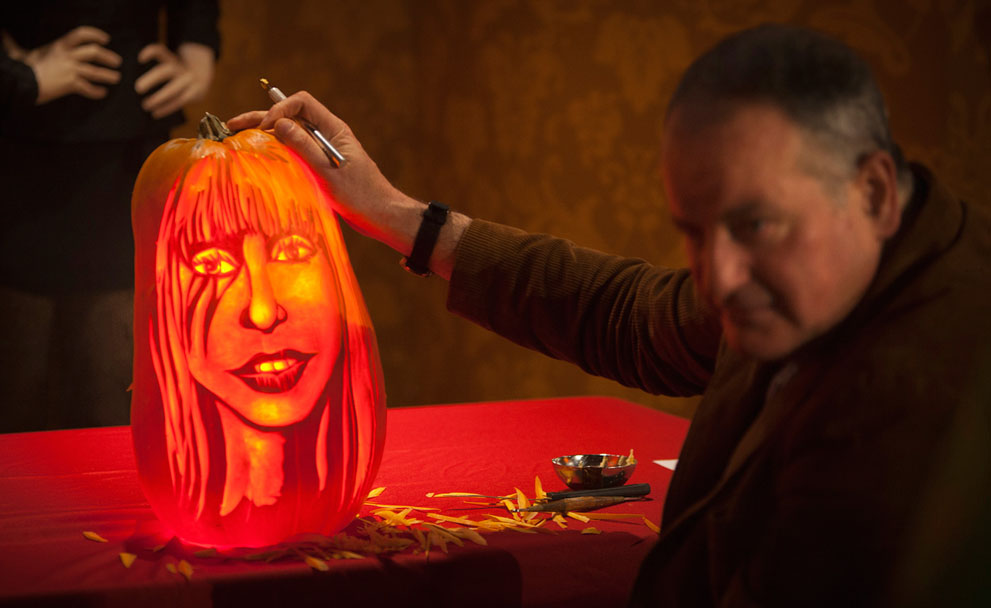 Nghệ sĩ chạm bí ngô Hugh McMahon chạm khắc một quả bí ngô để tạo hình giống ca sĩ Lady Gaga, tại Madame Tussauds, New York, 22/10/2013.
