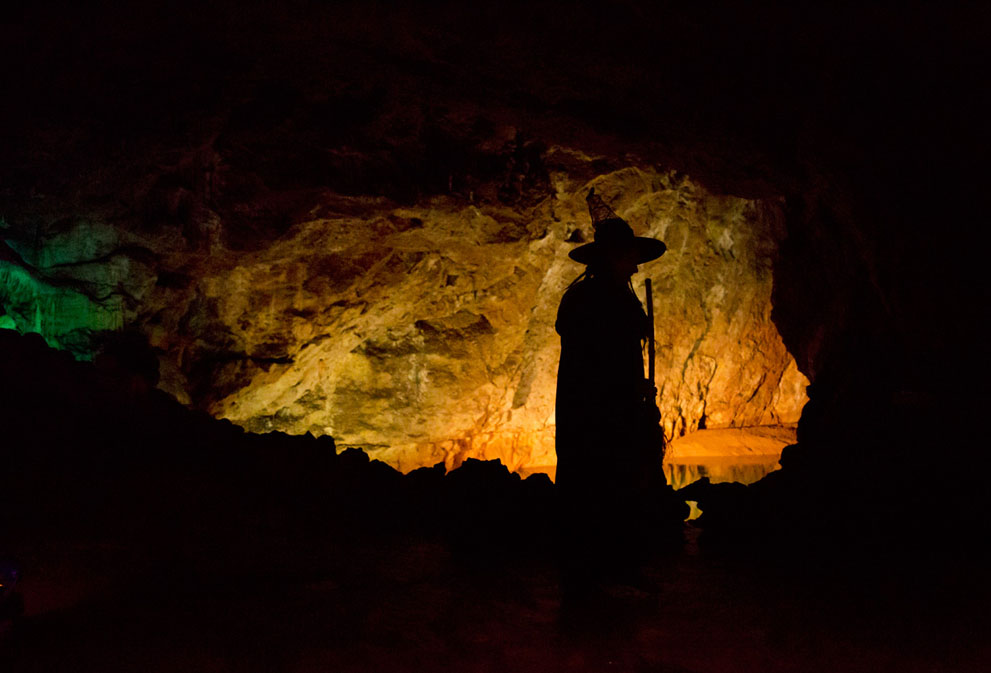 Anna Dixon đến từ Glastonbury tạo dáng để chụp ảnh trong hang động Wookey Hole sau khi được chọn là người đóng vai phù thuỷ cùng với màn thử giọng tại một địa điểm thu hút khách du lịch ở Wookley Hole, Somerset, Anh, 22/10/2013.