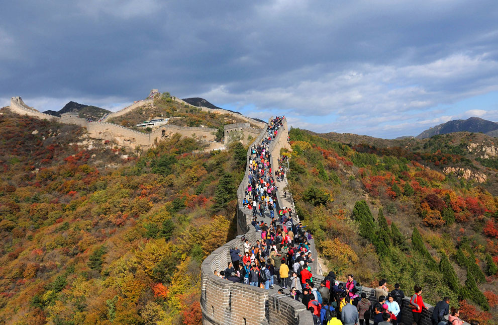 Khách du lịch tham quan đoạn Badaling thuộc Vạn Lý Trường Thành vào cuối mùa Thu, ở gần Beijing, 19/10/2013.