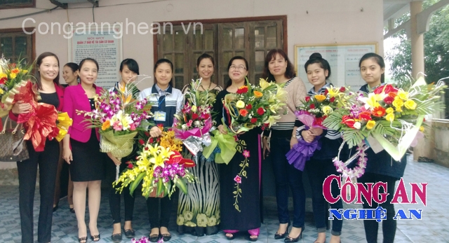 Đồng nghiệp và học sinh chúc mừng cô giáo Lê Thị Kiều Nga  (thứ 4 từ phải sang) nhận giải thưởng của  quỹ “Hỗ trợ phát triển tài năng giáo dục”