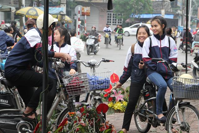 Với các em học sinh trung học, xe đạp điện là phương tiện chính để đến nhà thầy cô