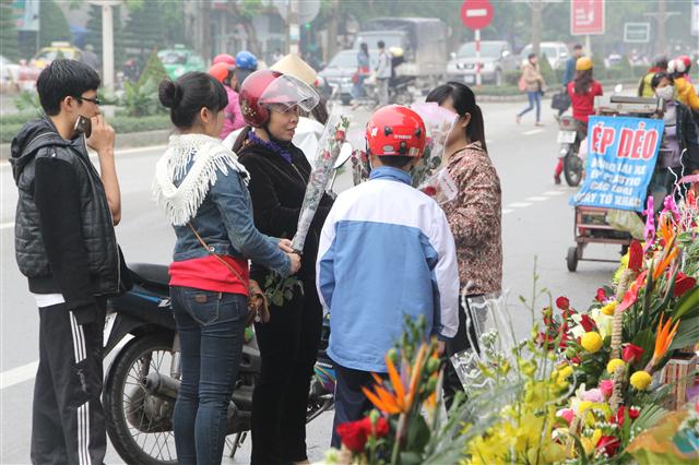 Các bạn trẻ tập trung để chúc mừng thầy cô giáo