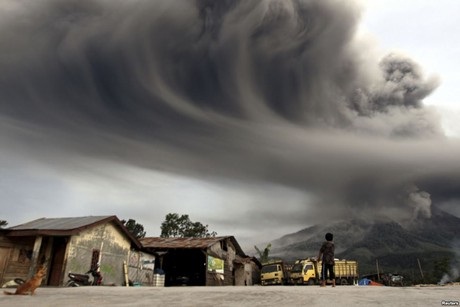 Núi lửa Sinabung phun tro nhìn từ làng Sibintun ở huyện Karo, Indonesia.