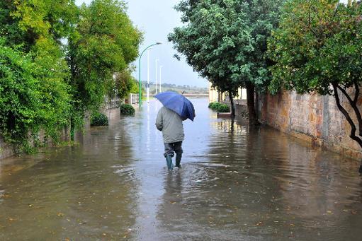 Một người đàn ông đi qua một đường phố bị ngập lụt Siliqua, Sardinia - hòn đảo lớn thứ 2 Địa Trung Hải, thuộc Italya