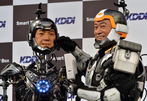 Nam diễn viên Nhật Bản Ken Matsudaira trong một bộ trang phục người máy cùng với một robot mang gương mặt mình ở Tokyo