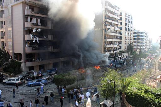 Ngọn lửa bùng lên từ tòa nhà ở Beirut bởi cuộc đánh bom kép
