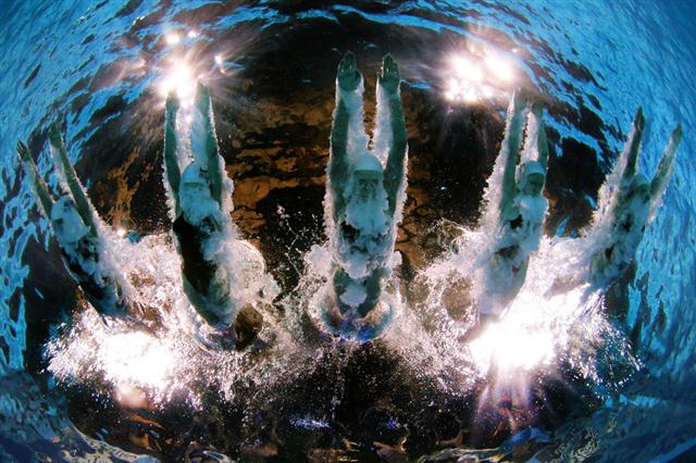 Các vận động viên (VĐV) của Nga khởi động trước lượt đấu chung kết nội dung bơi nghệ thuật tự do đồng đội vào ngày thứ 8