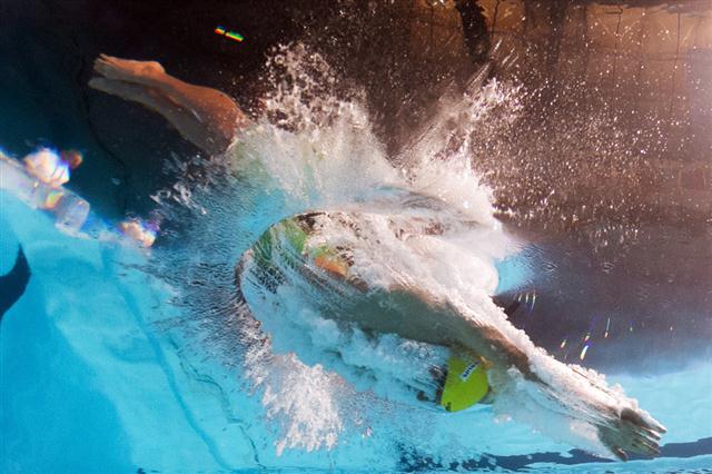 Một camera đặt dưới nước chụp lại hình ảnh của VĐV người Australia Brenton Rickard tranh tài ở nội dung bơi ếch cự ly 100m