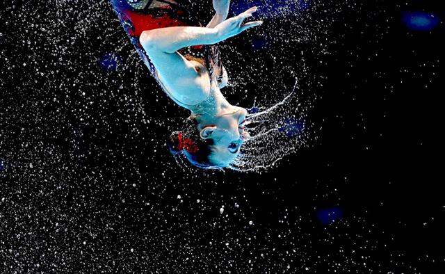 Đội Nga tranh tài ở vòng loại nội dung bơi nghệ thuật tự do đồng đội