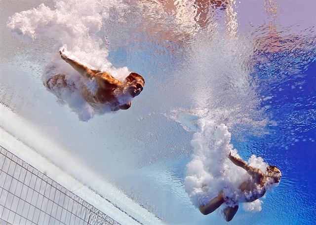 Michael Hixon và Troy Dumais của Mỹ tranh tài ở nội dung nhảy cầu nghệ thuật 3m của nam tại giải vô địch thế giới các môn thể thao dưới nước lần thứ 15, Barcelona