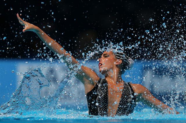 Đội Tây Ban Nha tranh tài ở lượt chung kết nội dung bơi nghệ thuật tự do đồng đội tại FINA World Championships lần thứ 15 ở Palau Sant Jordi, Barcelona