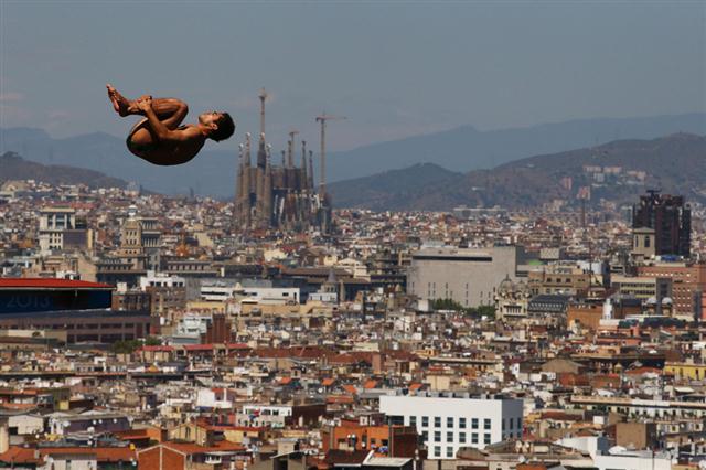 VĐV Ivan Garcia của Mexico tranh tài ở lượt chung kết nội dung nhảy cầu 10m của nam tại trung tâm thi đấu Piscina Municipal de Montjuic, Barcelona