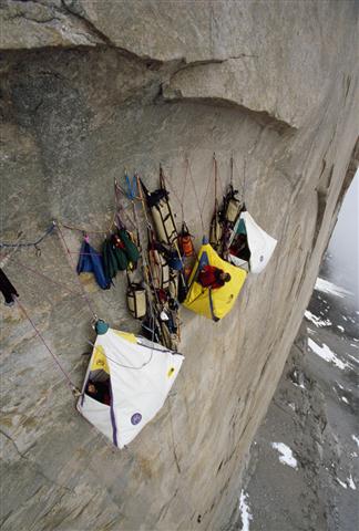  Đây là cách mà những người leo vách núi mạo hiểm nghỉ chân.