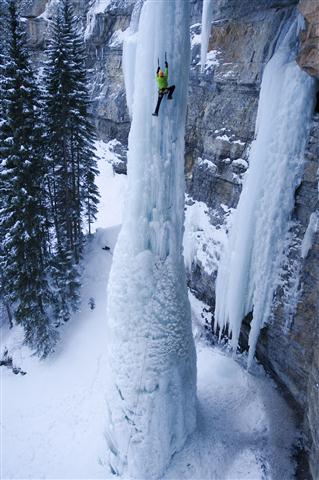 Một người đang leo lên tảng băng đông cứng.