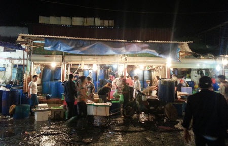 Chợ đêm Long Biên, nơi mưu sinh của trẻ lang thang, bụi đời.