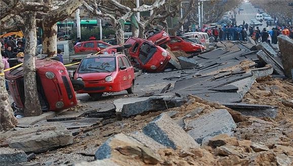 Những lớp bê tông dày mấy chục cm đã bị bóc trần