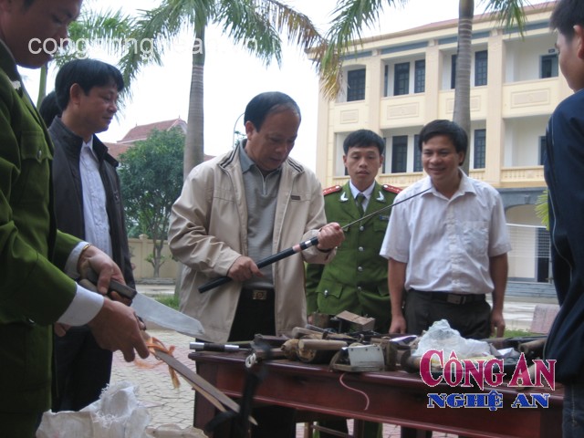 Thiếu tướng Nguyễn Thanh Tân - Giám đốc Công an tỉnh kiểm tra công tác  thu hồi vũ khí, vật liệu nổ tại Công an huyện Can Lộc