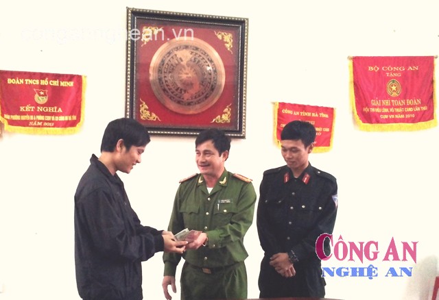 Thượng tá Trần Quốc Toản và đồng chí Phan Thanh Long  trao lại tài sản cho người bị mất