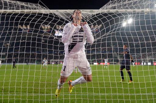 Nelson Oliveira Rennes 'treo lưới' sau khi bỏ lỡ một tình huống trong giả bóng đá Pháp L1 trận đấu Rennes với Bordeaux 