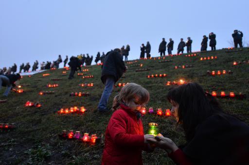 Người dân Ukraina đặt nến trong lễ tưởng niệm các nạn nhân của nạn đói Holodomor năm 1932