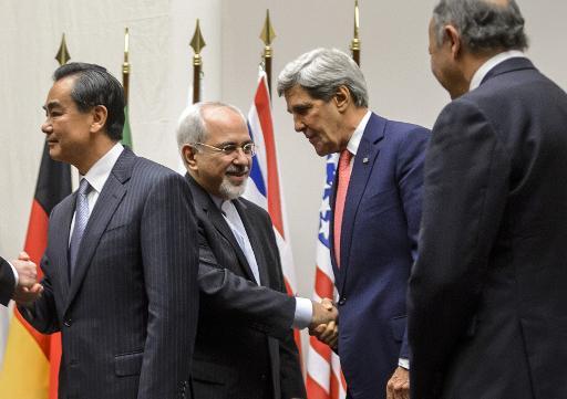 Ngoại trưởng Iran Mohammad Javad Zarif và Ngoại trưởng Mỹ John Kerry bắt tay sau khi một thỏa thuận về chương trình hạt nhân của Iran tại Geneva