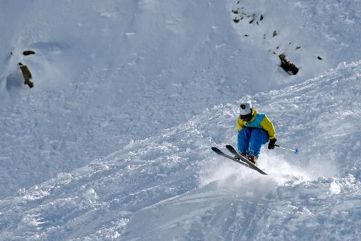 Một vận động viên trượt tuyết trên sườn núi Val Thorens trong dãy núi Alps của Pháp