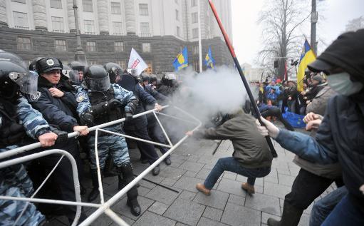 Người biểu tình và cảnh sát đụng độ tại Kiev, Ukraina