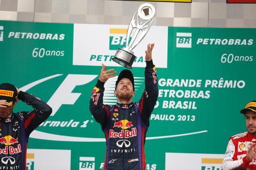 Tay đua người Đức Sebastian Vettel ăn mừng chiến thắng tại giải Red Bull Grand Prix ở Sao Paulo