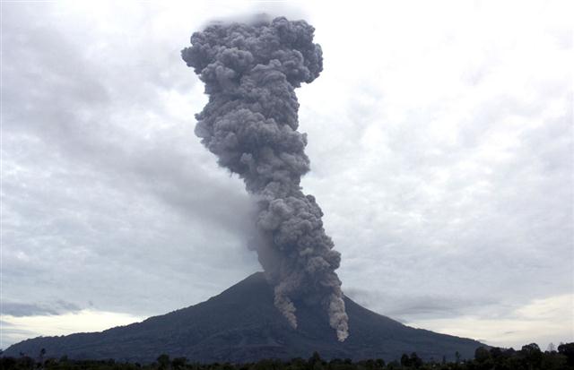 Dung nham chảy xuống theo sườn núi lửa Sinabung, nhìn từ Beras Tiga Pancur, Bắc Sumatra