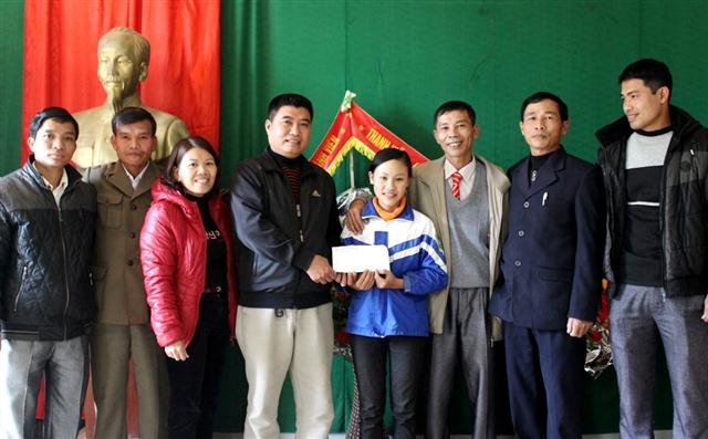 Đại diện chính quyền, trường học và Báo Công an Nghệ An trao quà cho em Lâm.