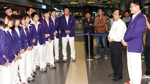 Phó chủ tịch VFF Nguyễn Lân Trung tiễn 2 đội tuyển futsal tại sân bay Nội Bài