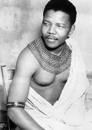 Nelson Mandela sinh 18-7-1918, là con trai của cố vấn cho trưởng bộ tộc người Thembu ở vùng Transkei, Nam Phi. Ban đầu, ông được ba mẹ đặt tên Rolihlahla. Về sau, một giáo viên đã đặt cho ông tên tiếng Anh là Nelson.