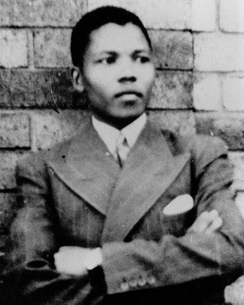 Năm 1943, ông Mandela đăng ký học ngành luật tại trường Đại học Afrikaner Witswaterand Universit ở Johannesburg. Chính nơi đây, ông tiếp xúc với đầy đủ thành phần người từ các chủng tộc và tầng lớp xuất thân.