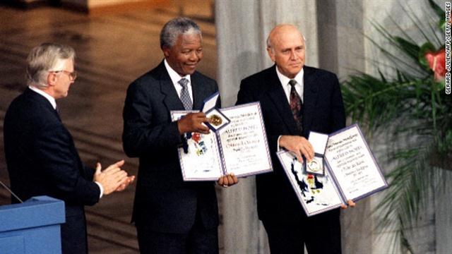 Tổng thống Nam Phi Frederik de Klerk và ông Mandela cùng nhận giải Nobel Hòa bình năm 1993 - Ảnh: CNN