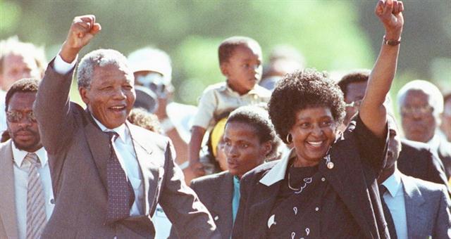 Ông Mandela và vợ Winnie chào người dân năm 1990 vào ngày ông được thả tự do sau 27 năm bị cầm tù - Ảnh: Reuters