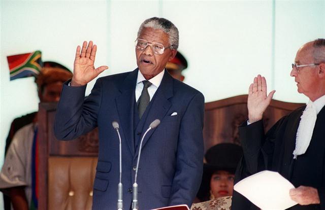 Ông Nelson Mandela tuyên thệ nhậm chức Tổng thống da đen đầu tiên của Nam Phi năm 1994 - Ảnh: AFP