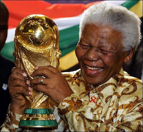 Nelson Mandela nâng cao chiếc cup vàng Nam Phi giành được trong giải Rugby World Cup năm 1995