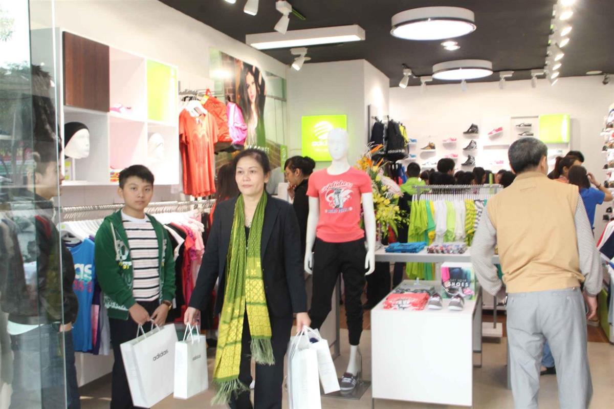 Thương hiệu thời trang đã nổi tiếng về phong cách và chất lượng nên thu hút đông khách