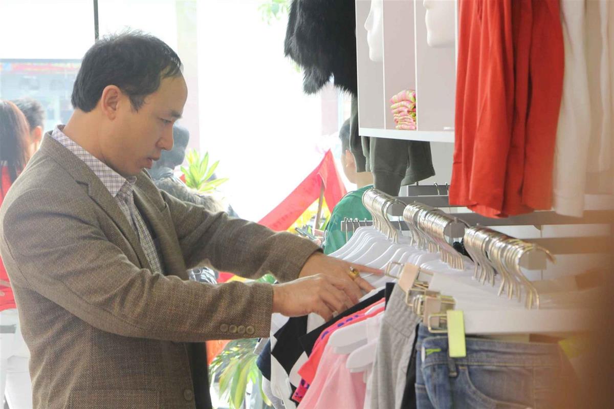 Các mặt hàng thời trang khá phong phú, cho cả phái nam lẫn phái nữ