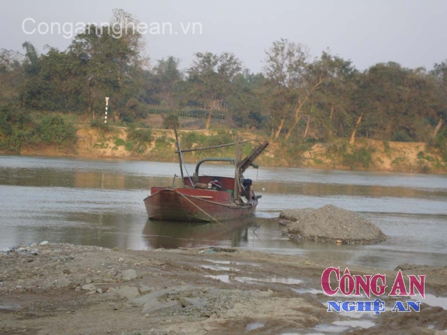Khai thác cát sạn trái phép trên sông Lam