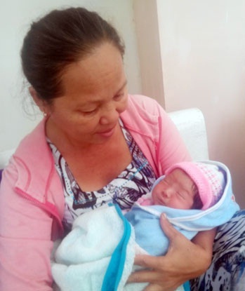  Bà Trương Thị May viên mãn bên đứa cháu gái vừa được sinh mổ.