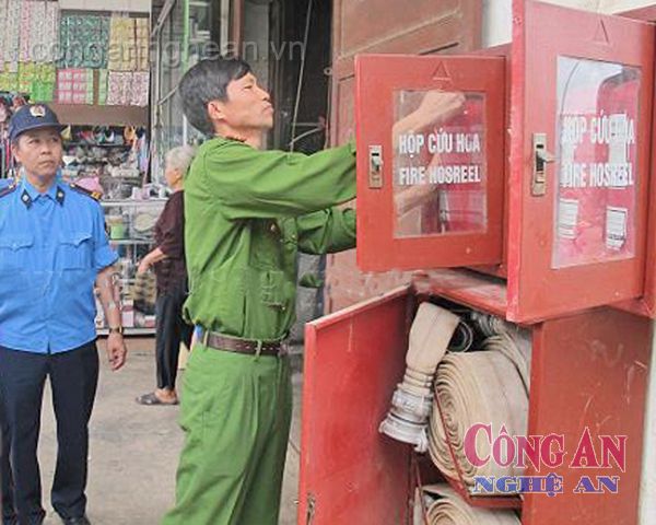 Công an huyện Đô Lương kiểm tra dụng cụ chữa cháy tại TTTM Đô Lương