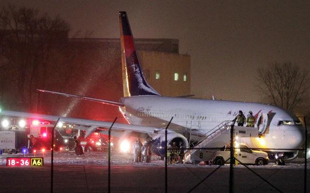 Các nhà chức trách điều tra hiện trường vụ việc chiếc máy bay  Boeing 737-800 bị trượt khỏi đường băng trong mưa tuyết sau khi đến sân bay Dane County Regional ở Mỹ.