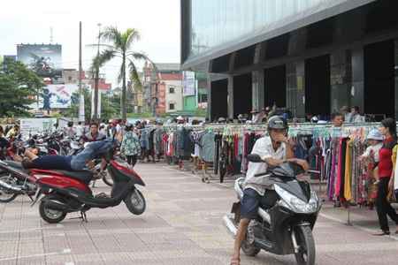 Quần áo bán tràn lan tại khu vực Quang Trung -thành phố Vinh