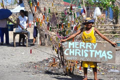 Cây thông Noel đặc biệt của 1 chú bé ở thành phố Tacloban, Philippines, nơi mà hậu quả của cơn bão Hải Yến vẫn còn rất rõ rệt