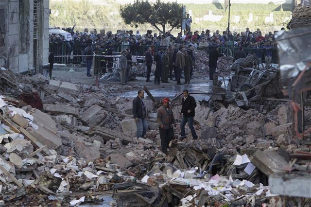 Một vụ đánh bom xảy ra ở trụ sở an ninh tại trấn Dakahlyia, Mansoura thuộc châu thổ sông Nile (Ai Cập), khiến 12 người chết, hơn 130 người bị thương.