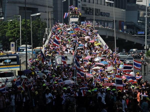 Theo lệnh của lãnh đạo biểu tình Suthep Thaugsuban, những người biểu tình đã chấm dứt phong tỏa lối ra vào sân vận động Thái-Nhật tại quận Din Daeng